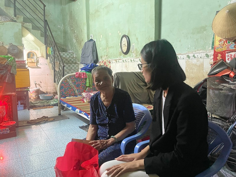 Nàng hậu thăm và ủng hộ gia đình bà Sáu bán vé số nuôi con mắc bệnh tâm thần tại quận Bình Tân 5 triệu đồng và nhu yếu phẩm.