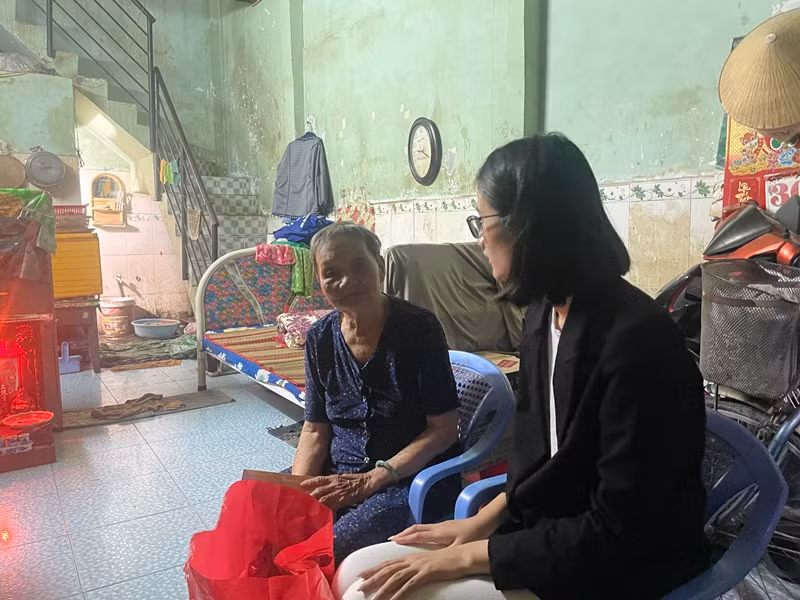 Nàng hậu thăm và ủng hộ gia đình bà Sáu bán vé số nuôi con mắc bệnh tâm thần tại quận Bình Tân 5 triệu đồng và nhu yếu phẩm.