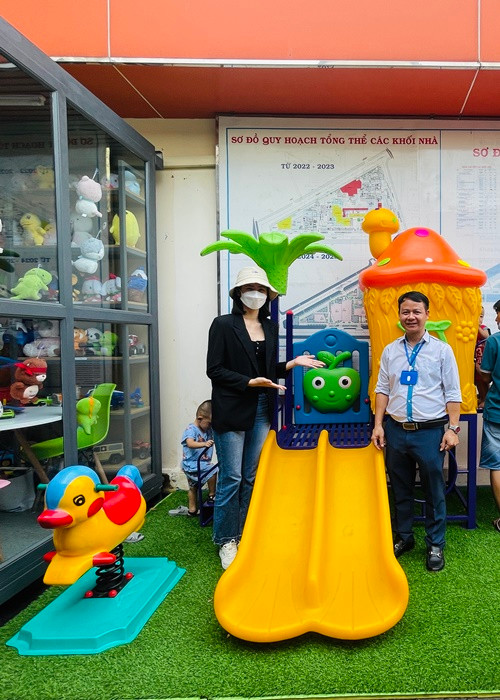 Ý Nhi xây dựng khu vui chơi cho các em tại Bệnh viện Nhi đồng 1 tổng khu vui chơi trị giá 45.576.000 đồng (1 nhà liên hoàn trị giá 16 triệu đồng, 10 thú nhún trị giá 16.600.000 đồng, thi công khu vui chơi 5.600.000 đồng và đồ chơi khác).