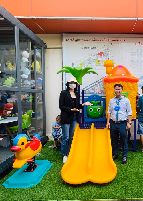 Ý Nhi xây dựng khu vui chơi cho các em tại Bệnh viện Nhi đồng 1 tổng khu vui chơi trị giá 45.576.000 đồng (1 nhà liên hoàn trị giá 16 triệu đồng, 10 thú nhún trị giá 16.600.000 đồng, thi công khu vui chơi 5.600.000 đồng và đồ chơi khác).