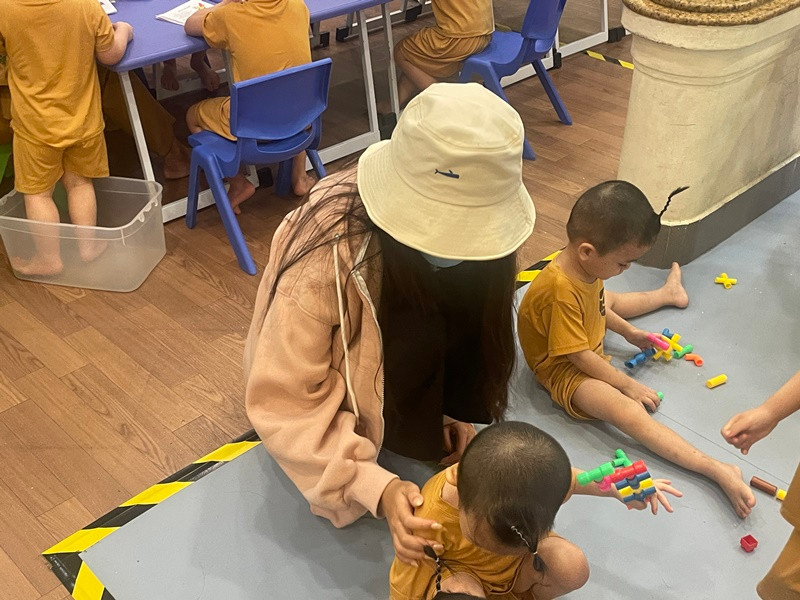 Ý Nhi thăm và ủng hộ trẻ em tại “Mái ấm Chúc Từ” 5 triệu đồng.