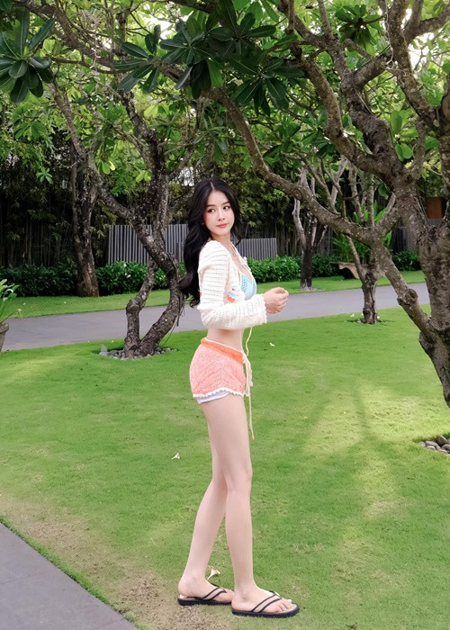 Đôi chân dài nuột nà, eo thon là lợi thế của Mie.