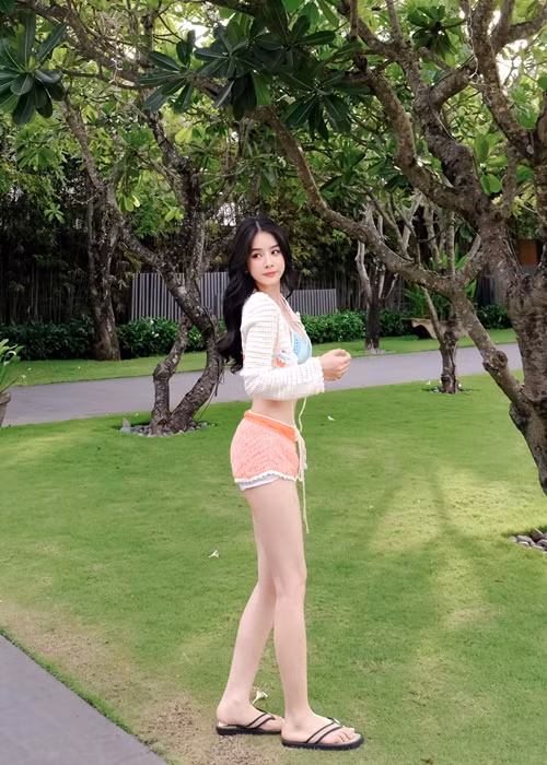 Đôi chân dài nuột nà, eo thon là lợi thế của Mie.