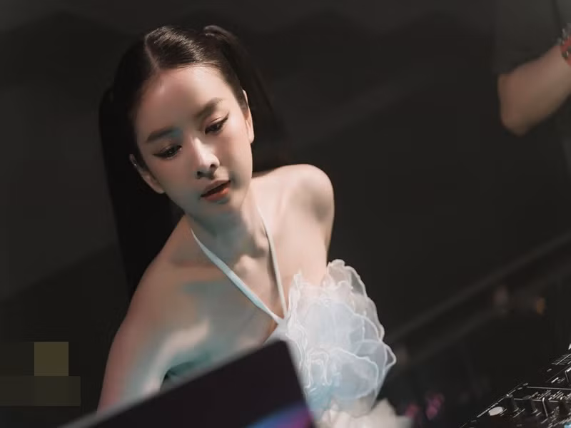 Nữ DJ mặc gợi cảm khi đi diễn.