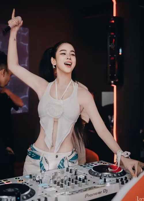 Trang phục của Mie trên sân khấu không hở hang quá đà.