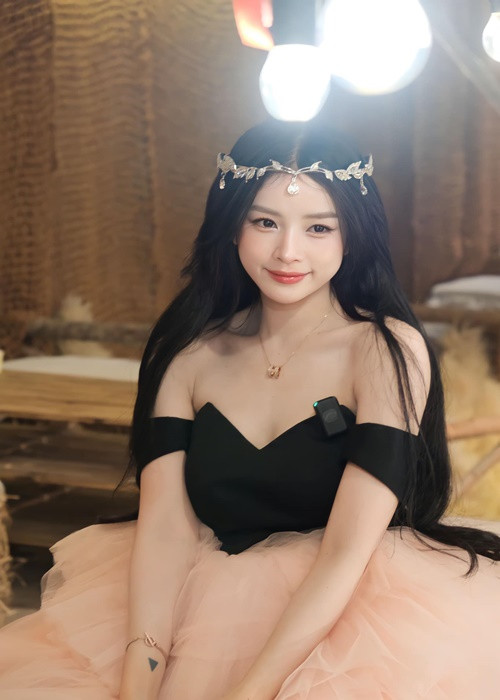 Bạn gái cũ của Hồng Thanh sinh năm 1995, tên thật là Trương Tiểu My.