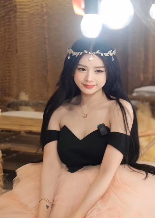 Bạn gái cũ của Hồng Thanh sinh năm 1995, tên thật là Trương Tiểu My.