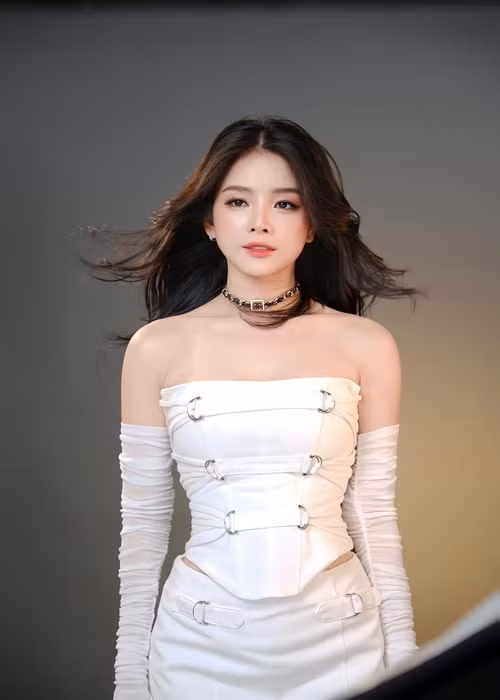 Mie từng 2 lần chỉnh sửa mũi. Theo Phụ Nữ Việt Nam, sau khi thất tình, cô dao kéo mũi, sau đó không nhận ra gương mặt mình. Năm 2021, Mie phẫu thuật thẩm mỹ một lần nữa để gương mặt hài hòa hơn.