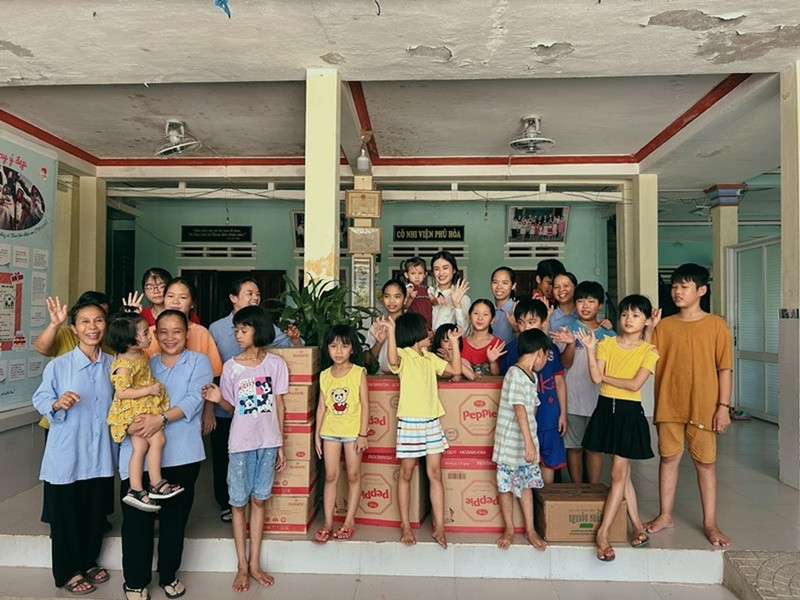 Ngoài học tập, 3 tháng ở ẩn, Ý Nhi còn đi làm từ thiện. Ảnh: Sen Vàng.