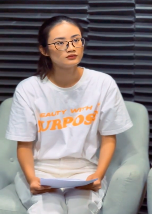 Theo Phụ Nữ Số, nhà báo Võ Huỳnh Tấn Tài chia sẻ: "Trong khoảng thời gian rất dài, Ý Nhi dừng tất cả mọi công việc, tập trung trọn vẹn vào việc học tập. Những ngày đầu tiên làm việc với Ý Nhi, em ấy vẫn còn đảm đương một số những công việc, nhiệm vụ mà đơn vị quản lý giao cho. Nhi vẫn mặc những bộ trang phục rất đẹp, để mái tóc dài...". Ảnh: Phụ Nữ Số.