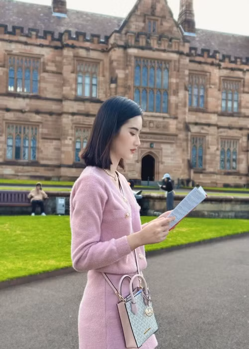 Ý Nhi còn đăng tải loạt ảnh khi đến trường đại học Sydney để làm tài khoản sinh viên. Ảnh: FBNV.