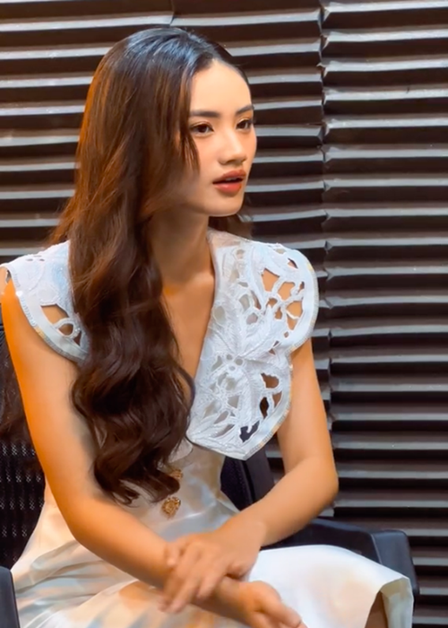 "...Đến một thời điểm, tôi hết sức bất ngờ khi thấy em ấy đã hiến tặng mái tóc của mình cho mạng lưới ung thư vú Việt Nam. Tôi cảm nhận được Nhi đã trút bỏ được những phiền muộn, tập trung tối đa cho việc học tập. Vì hơn ai hết, em ấy hiểu rằng chỉ có con đường học tập sẽ giúp mình cải thiện được năng lực của bản thân cũng như chinh phục được hành trình phía trước. Chăm chỉ, cầu thị, lắng nghe là những gì tôi cảm nhận được ở Ý Nhi", nhà báo Võ Huỳnh Tấn Tài nói. Ảnh: Phụ Nữ Số.