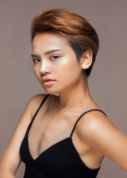 Sau chia tay Sĩ Thanh, Huỳnh Phương vướng nghi vấn hẹn hò Thùy Trâm Next Top. Cư dân mạng phát hiện ra, bó hoa và quà hàng hiệu Chanel Thùy Trâm tặng sinh nhật "anh yêu" giống hệt bó hoa và quà sinh nhật mà Huỳnh Phương được tặng. Không những vậy, Thùy Trâm còn đăng ảnh tiệc tùng thân mật với một chàng trai giống Huỳnh Phương. Đối mặt với nghi vấn hẹn hò này, Huỳnh Phương giữ im lặng. Ảnh: Thương Hiệu Và Pháp Luật.