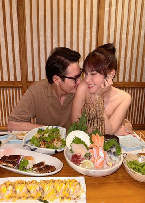 Trước bị ghép đôi với Huỳnh Phương, Khả Như vướng nghi vấn tình cảm với Võ Đăng Khoa. Cặp đôi tin đồn này không chỉ có nhiều khoảnh khắc tình tứ mà còn xưng hô thân mật "mình" với "tôi". Ảnh: FBNV.