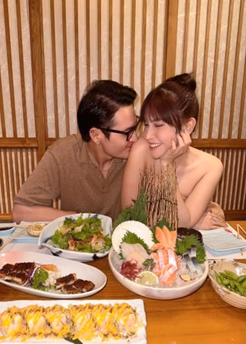 Trước bị ghép đôi với Huỳnh Phương, Khả Như vướng nghi vấn tình cảm với Võ Đăng Khoa. Cặp đôi tin đồn này không chỉ có nhiều khoảnh khắc tình tứ mà còn xưng hô thân mật "mình" với "tôi". Ảnh: FBNV.