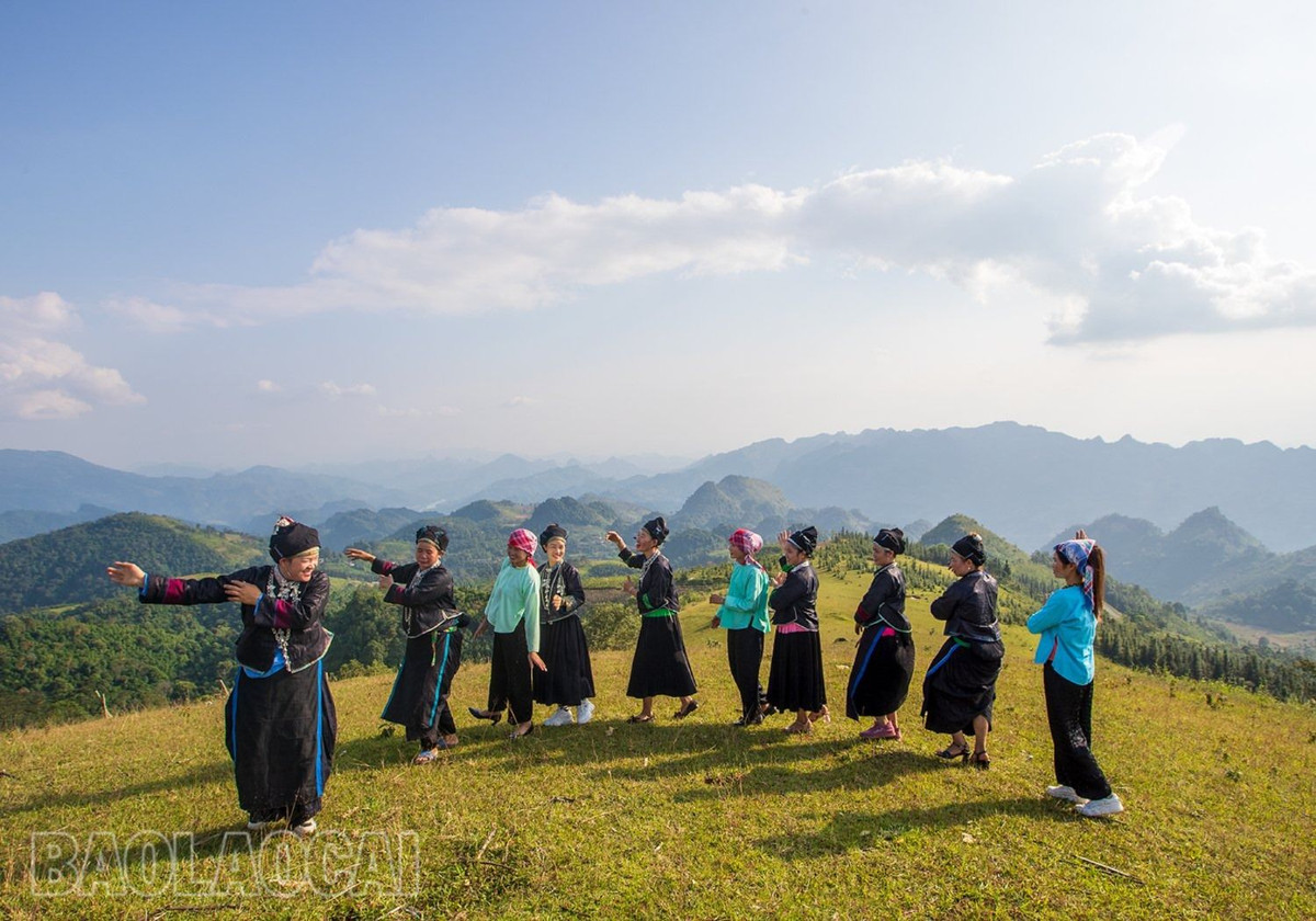 Điệu dân vũ của đồng bào Nùng trên thảo nguyên.