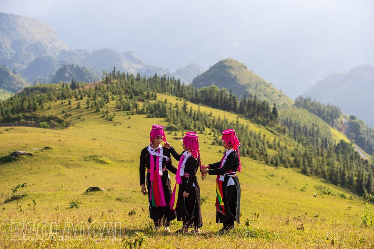 Những thiếu nữ dân tộc Dao cùng khám phá thảo nguyên.
