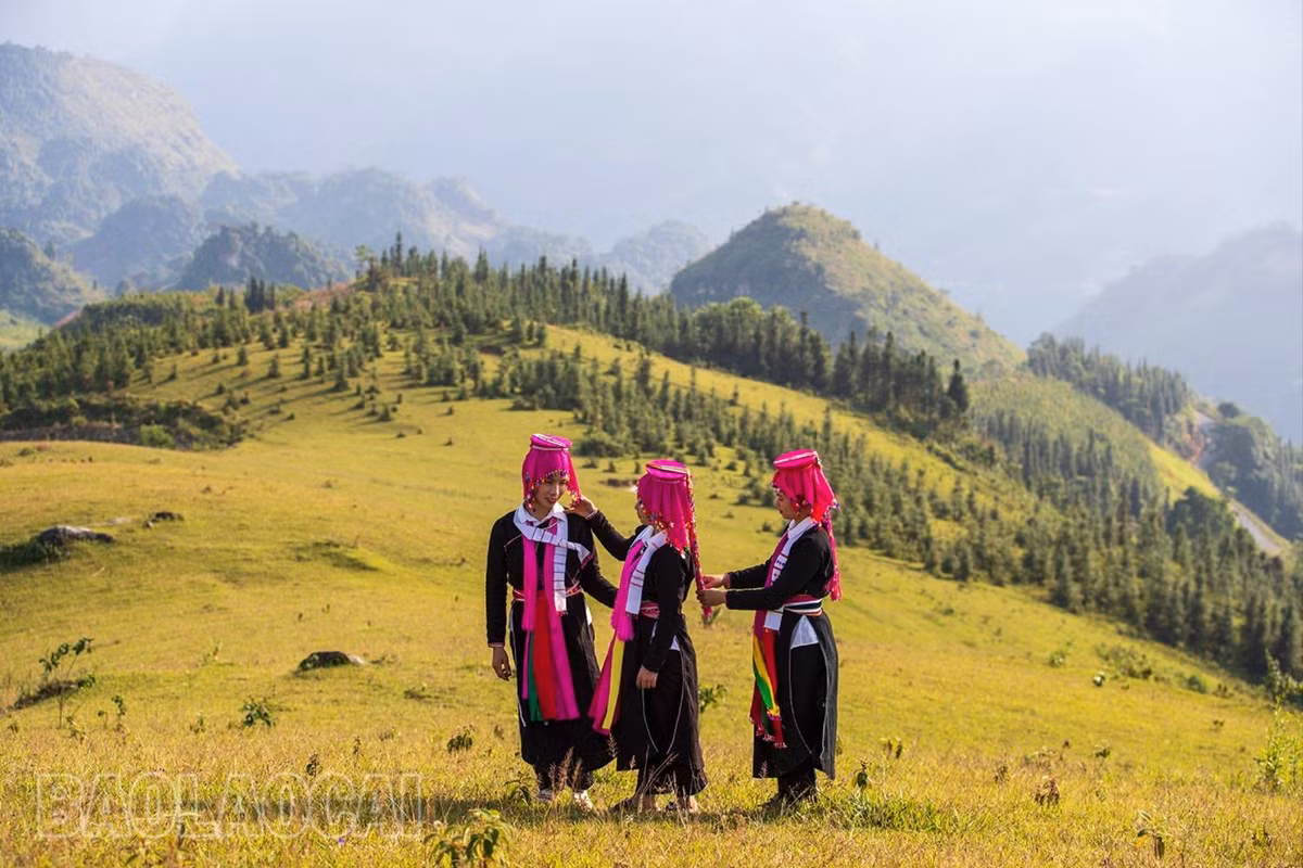 Những thiếu nữ dân tộc Dao cùng khám phá thảo nguyên.