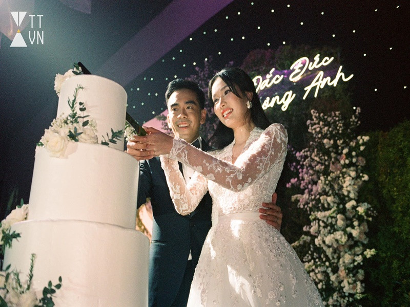 Không chỉ Doãn Hải My lấy chồng, Phương Anh cũng kết hôn sau 3 năm rời Hoa hậu Việt Nam 2020. Phương Anh là Á hậu 1 Hoa hậu Việt Nam 2020. Cô lên xe hoa hồi tháng 9 vừa qua. Ông xã của Phương Anh là doanh nhân Hồ Đắc Đức.