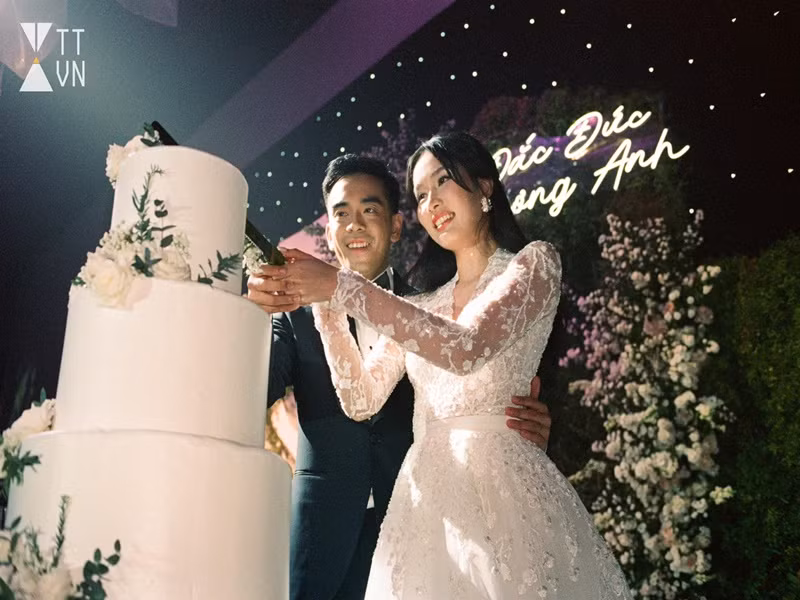 Không chỉ Doãn Hải My lấy chồng, Phương Anh cũng kết hôn sau 3 năm rời Hoa hậu Việt Nam 2020. Phương Anh là Á hậu 1 Hoa hậu Việt Nam 2020. Cô lên xe hoa hồi tháng 9 vừa qua. Ông xã của Phương Anh là doanh nhân Hồ Đắc Đức.