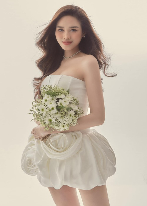 Đỗ Thị Hà - Hoa hậu Việt Nam 2020 vướng tin đồn chuẩn bị kết hôn với người cùng quê hồi tháng 10. Nàng hậu chia sẻ trên Tiền Phong, tin đồn không đúng sự thật. “Muốn kết hôn phải có người yêu trong khi tôi vẫn độc thân”, cô cho biết.