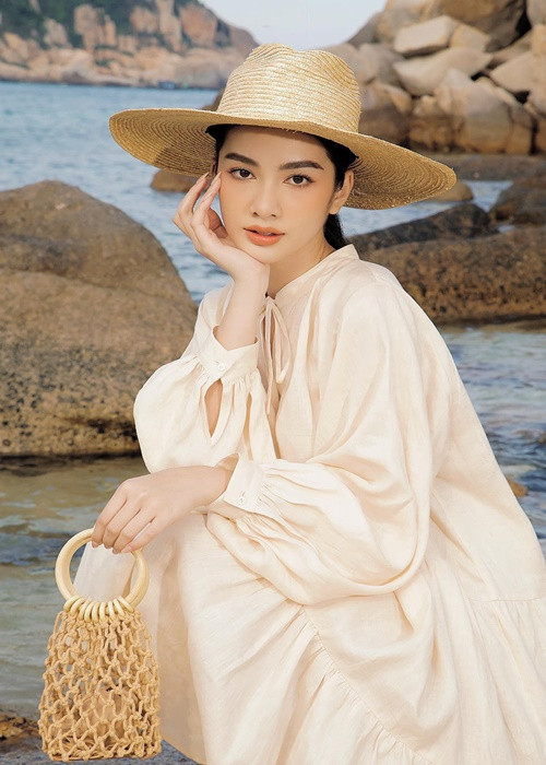 Cẩm Đan - top 15 Hoa hậu Việt Nam 2020 vướng nghi vấn hẹn hò ông chủ phòng trà Đức Huy khi vị doanh nhân đăng ảnh bên Cẩm Đan vào tháng 1/2021. Tháng 10/2021, chồng cũ Lệ Quyên hủy theo dõi Cẩm Đan trên Instagram còn Cẩm Đan khẳng định bản thân trong tình trạng độc thân. Loạt động thái làm dấy nghi vấn mối quan hệ giữa hai người rạn nứt.