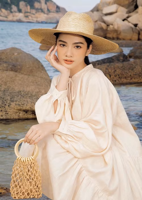 Cẩm Đan - top 15 Hoa hậu Việt Nam 2020 vướng nghi vấn hẹn hò ông chủ phòng trà Đức Huy khi vị doanh nhân đăng ảnh bên Cẩm Đan vào tháng 1/2021. Tháng 10/2021, chồng cũ Lệ Quyên hủy theo dõi Cẩm Đan trên Instagram còn Cẩm Đan khẳng định bản thân trong tình trạng độc thân. Loạt động thái làm dấy nghi vấn mối quan hệ giữa hai người rạn nứt.