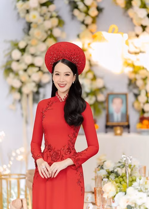 Top 5 Hoa hậu Việt Nam 2020 Phương Quỳnh kết hôn với doanh nhân Quang Vũ vào năm 2022. Cô không chia sẻ hình ảnh cận mặt người bạn đời.