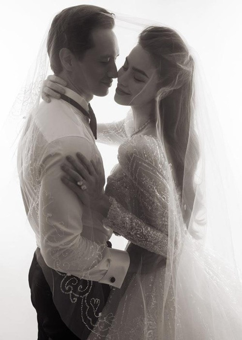 Sau đó, Hà Hồ cho biết, vợ chồng cô cân nhắc tầm khoảng tháng 1/2024 sẽ tổ chức hôn lễ.