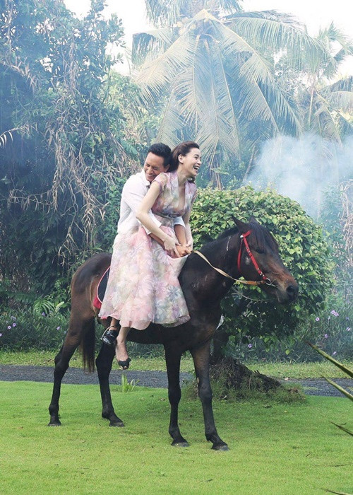  Hồ Ngọc Hà - Kim Lý nảy sinh tình cảm khi đóng MV Cả một trời thương nhớ năm 2017.