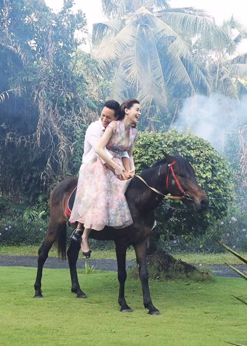  Hồ Ngọc Hà - Kim Lý nảy sinh tình cảm khi đóng MV Cả một trời thương nhớ năm 2017.