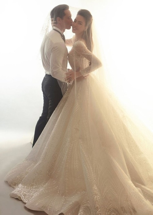 Nữ ca sĩ cho biết, Kim Lý mong muốn tổ chức hôn lễ ở Việt Nam và mời bạn bè các nước bay về tham dự.