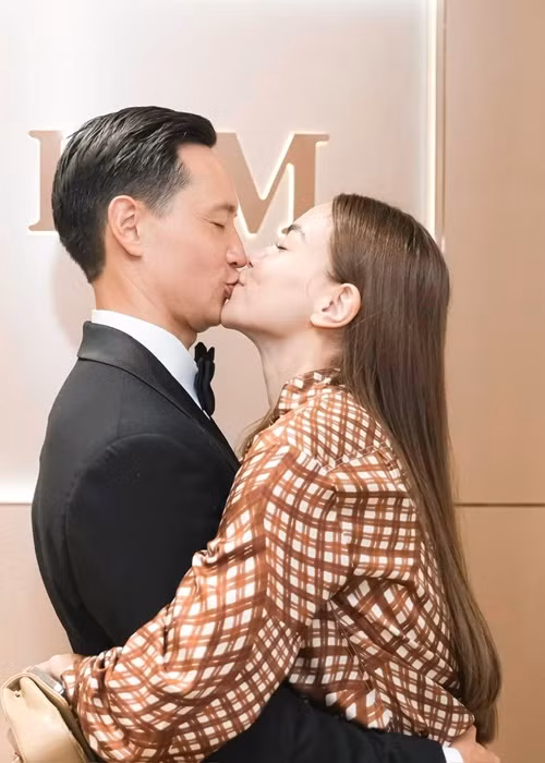 Khoảnh khắc ngọt ngào của Hà Hồ và Kim Lý khiến nhiều người phát ghen.