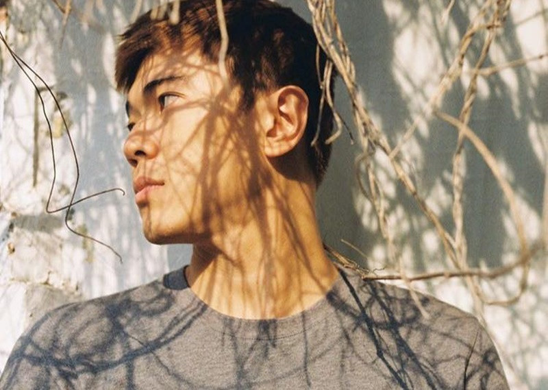 Nam diễn viên thú nhận hạn chế của anh là giọng nói không truyền cảm. Công Hoàng tự tin ở việc xây dựng thế giới nhân vật trong đầu rất nhanh và biết biểu lộ cảm xúc nhân vật qua nét mặt, ánh mắt, nhịp thở. Ảnh: FBNV.