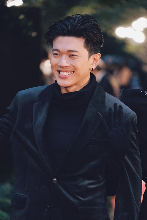 Trong cuộc phỏng vấn với Báo Đà Nẵng, nam diễn viên phim Tro tàn rực rỡ chia sẻ về việc bén duyên diễn xuất: “Năm 2011, tôi đang là sinh viên ngành Ngân hàng của Đại học Văn Lang, chưa từng tham gia diễn xuất hay có ý niệm gì về điện ảnh. Cái duyên đến tình cờ trong lần chị gái nhờ chở đi casting phim “Cha và con và…” của đạo diễn Phan Đăng Di, tình cờ đạo diễn nhìn thấy và đề nghị tôi thử vai. Sau đó, tôi còn trải qua thêm 4 vòng. Mãi vài tháng sau, tôi mới được chốt…". Ảnh: FBNV.