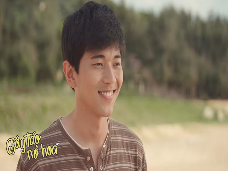 Năm 2021, Công Hoàng đóng một vai phụ trong phim Cây táo nở hoa. Ảnh: FBNV.