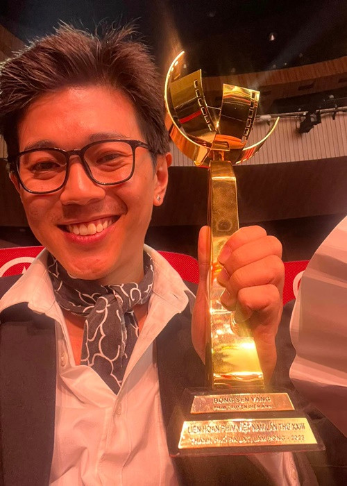 Trong lễ bế mạc Liên hoan phim Việt Nam lần thứ 23, Lê Công Hoàng đoạt giải Nam diễn viên phụ xuất sắc với phim Tro tàn rực rỡ. Ảnh: FBNV.