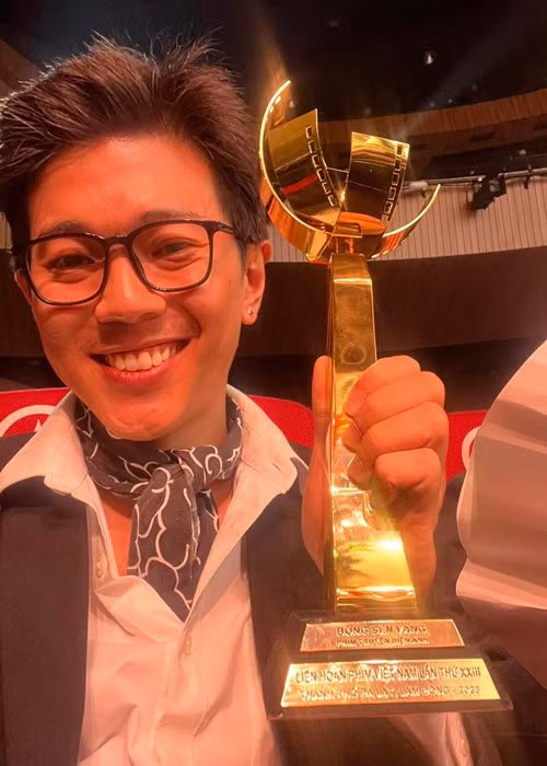 Trong lễ bế mạc Liên hoan phim Việt Nam lần thứ 23, Lê Công Hoàng đoạt giải Nam diễn viên phụ xuất sắc với phim Tro tàn rực rỡ. Ảnh: FBNV.