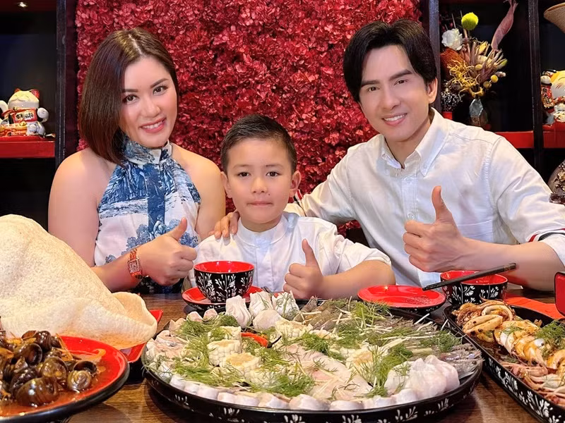 2 năm trước, Đan Trường ly hôn doanh nhân Thủy Tiên. Cả hai giữ mối quan hệ tốt đẹp sau khi chia tay.