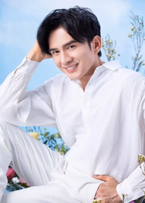 Đan Trường chia sẻ trên Dân Trí, anh chọn sống độc thân vì quá bận rộn. Nam ca sĩ không cần tình yêu, chỉ cần người hợp trò chuyện, có chung sở thích để làm bạn bè.