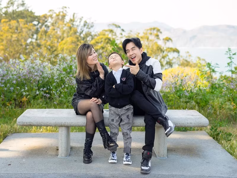 Thủy Tiên luôn quan tâm người nhà của Đan Trường. Cô giúp đỡ khi mẹ và em gái nam ca sĩ sang Mỹ định cư.