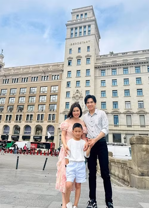 Dịp hè vừa qua, Đan Trường lưu diễn 6 nước ở châu Âu. Chuyến lưu diễn của anh có con trai và vợ cũ đồng hành.