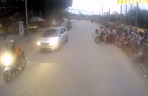 Video: Thay nhom hoc sinh cho qua duong, tai xe hanh dong dang khen