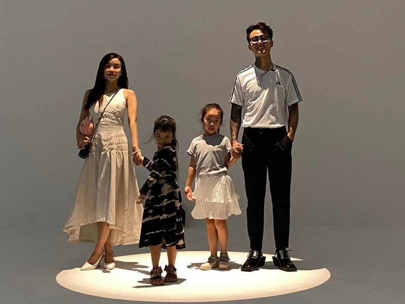 Đạt G không ngại xưng ba với hai con gái của Bảo Ngọc. Anh chia sẻ trên trang cá nhân: “Ba chúc mừng sinh nhật tụi con và mẹ. Ba luôn phía sau và đồng hành cùng 3 đứa con gái của ba, chuyện gì xảy ra không quan trọng, quan trọng là sống vui, sống khỏe”. Ảnh: FBNV.