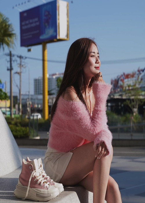 Bảo Ngọc từng chia sẻ với fan, cô gặp nhiều áp lực khi làm mẹ đơn thân như lo cho con được đủ đầy đến dạy dỗ con. “Nhiều khi mình muốn tắt điện thoại một tuần, muốn nghỉ ngơi, nhưng mà sự lớn khôn của hai bạn không ngừng thì bản thân mình cũng chưa được phép nghỉ ngơi. Mình chông chênh, mình dừng lại rồi hai bạn này sẽ thế nào, cứ thế mà lại cố thôi!", cô tâm sự. Ảnh: FBNV.