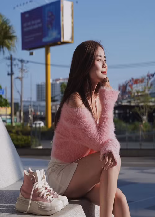 Bảo Ngọc từng chia sẻ với fan, cô gặp nhiều áp lực khi làm mẹ đơn thân như lo cho con được đủ đầy đến dạy dỗ con. “Nhiều khi mình muốn tắt điện thoại một tuần, muốn nghỉ ngơi, nhưng mà sự lớn khôn của hai bạn không ngừng thì bản thân mình cũng chưa được phép nghỉ ngơi. Mình chông chênh, mình dừng lại rồi hai bạn này sẽ thế nào, cứ thế mà lại cố thôi!", cô tâm sự. Ảnh: FBNV.