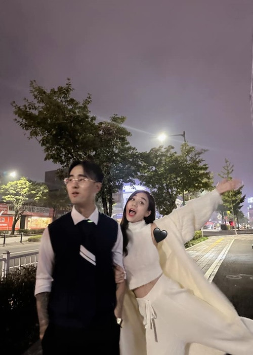 Cụm từ “3 đứa con gái của ba” khiến Bảo Ngọc vướng nghi vấn bầu bí. Nhanh chóng, vợ cũ Hoài Lâm lên tiếng: “Tại tôi trẻ trâu nên anh ấy xem là con gái luôn chứ tôi chưa bầu bì gì đâu”. Ảnh: Người Đưa Tin.