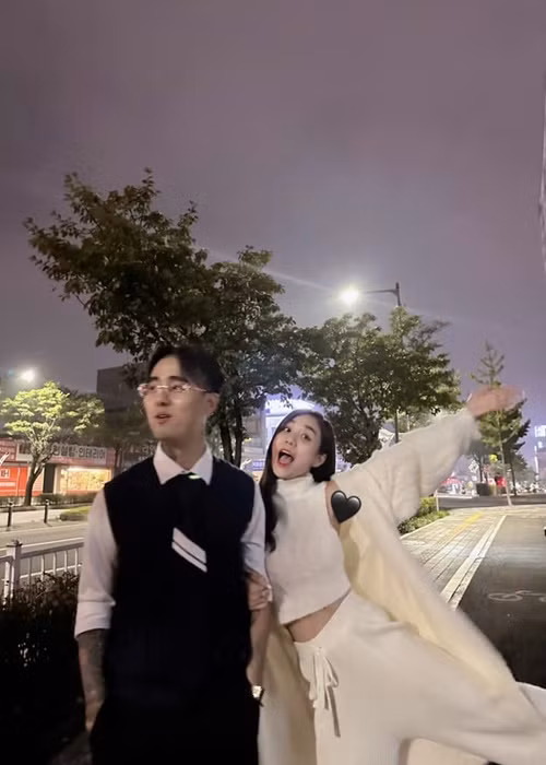 Cụm từ “3 đứa con gái của ba” khiến Bảo Ngọc vướng nghi vấn bầu bí. Nhanh chóng, vợ cũ Hoài Lâm lên tiếng: “Tại tôi trẻ trâu nên anh ấy xem là con gái luôn chứ tôi chưa bầu bì gì đâu”. Ảnh: Người Đưa Tin.