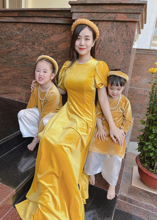 Bảo Ngọc không cần Hoài Lâm chu cấp cho các con. “Tôi không đòi anh Lâm chu cấp bất cứ đồng nào và sau này cũng không cần. Tôi không giàu có gì nhưng con của mình thì mình nuôi, chứ không để chuyện tiền bạc dính vào. Tôi vốn dĩ không cần mèo khóc chuột hay rẻ rúng như vậy", cô đáp trả khi antifan cho rằng cô "vừa có con vừa có tiền". Ảnh: FBNV.