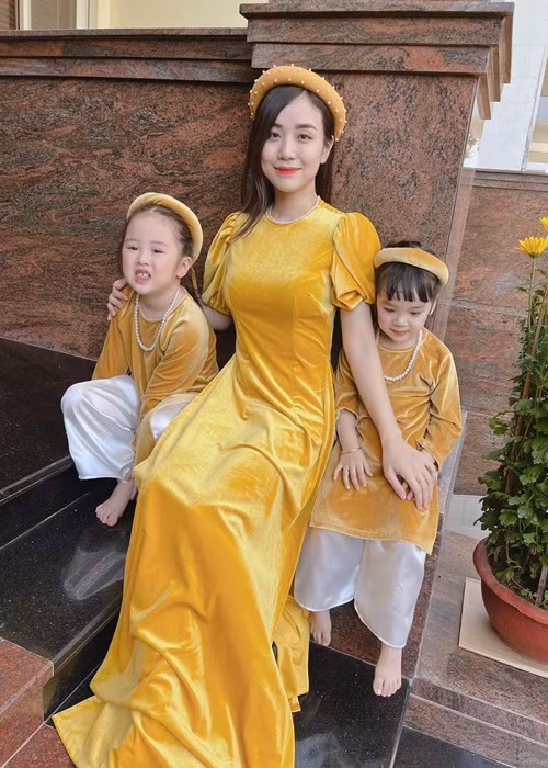 Bảo Ngọc không cần Hoài Lâm chu cấp cho các con. “Tôi không đòi anh Lâm chu cấp bất cứ đồng nào và sau này cũng không cần. Tôi không giàu có gì nhưng con của mình thì mình nuôi, chứ không để chuyện tiền bạc dính vào. Tôi vốn dĩ không cần mèo khóc chuột hay rẻ rúng như vậy", cô đáp trả khi antifan cho rằng cô "vừa có con vừa có tiền". Ảnh: FBNV.